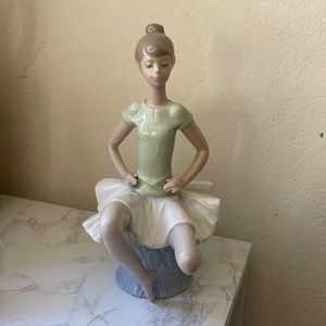 Lladro sitting ballerina